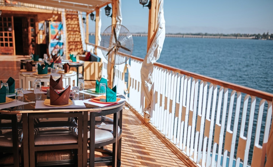   Lounge Bar 